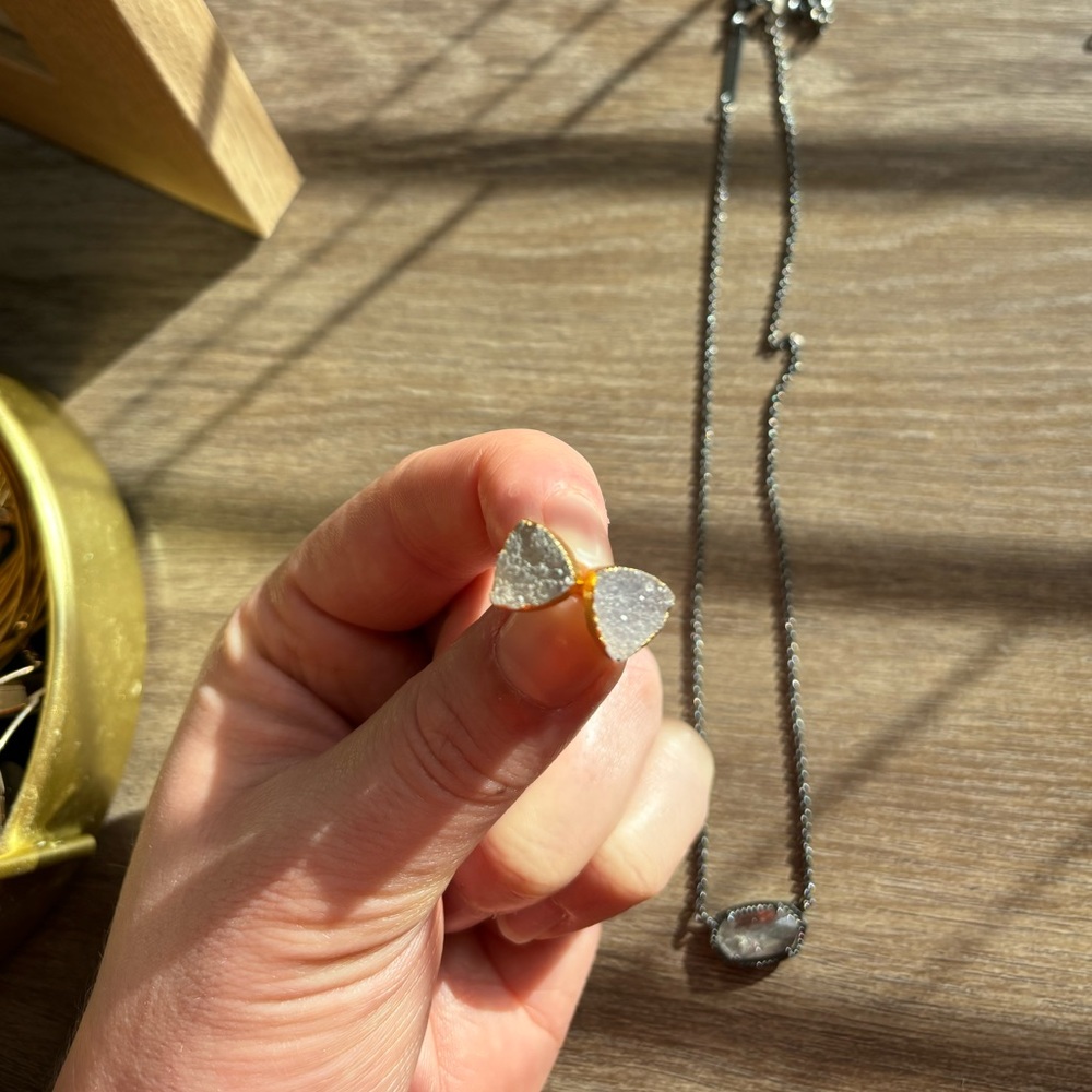 KENDRA SCOTT GREY STONE STUD EARRINGS GOLD SET